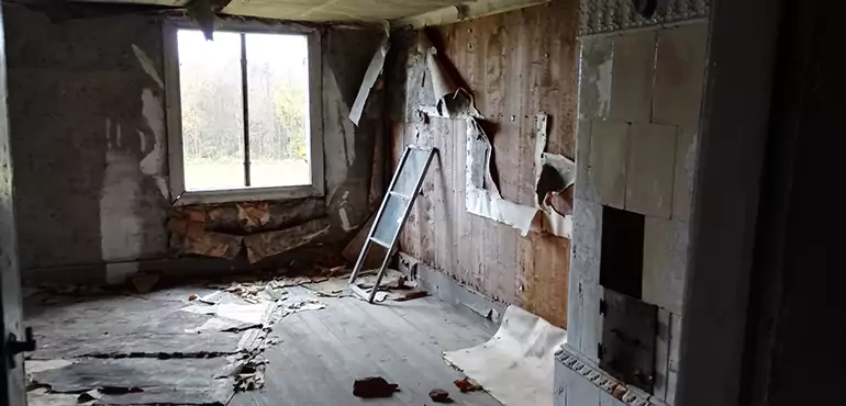 Why Selling a Distressed House Through Traditional Methods Fails in Austin